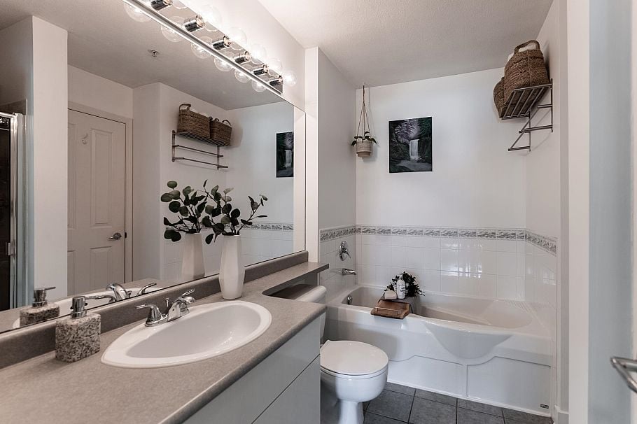 323 332 Lonsdale Avenue North Vancouver, BC - 19