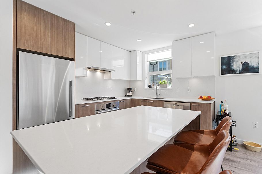 204 715 W 15th Street North Vancouver, BC - 14