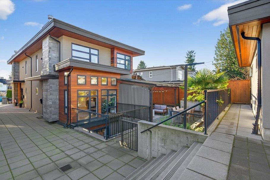 2 252 E 19th Street North Vancouver, BC - 2