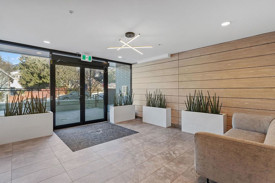 204 715 W 15th Street North Vancouver, BC - 2