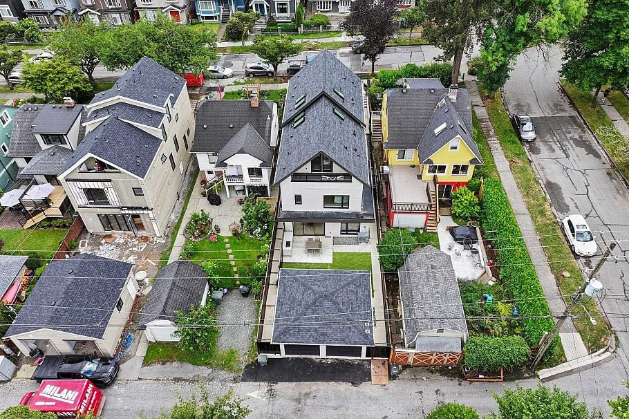 2 2211 William Street Vancouver, BC - 39