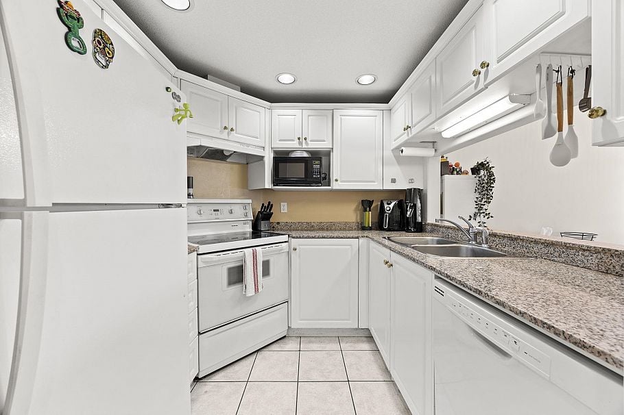 104 177 W 5th Street North Vancouver, BC - 15