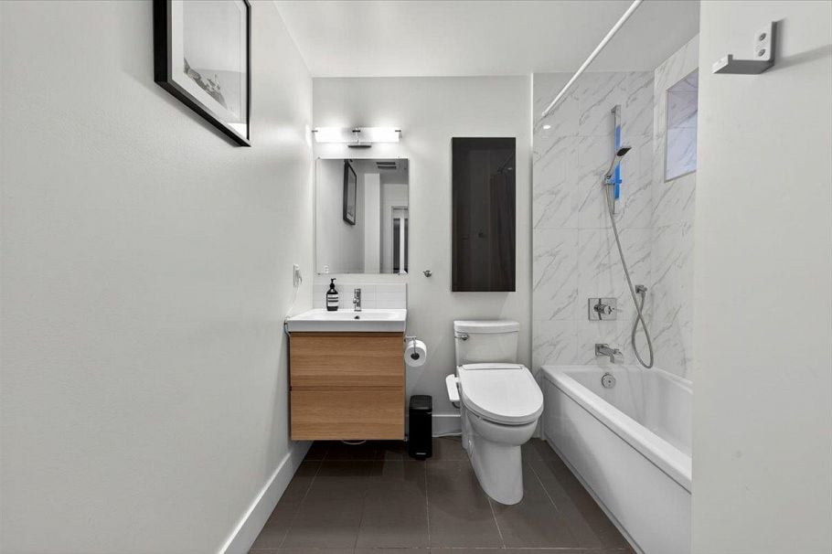 2 252 E 19th Street North Vancouver, BC - 24