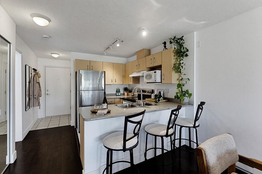 323 332 Lonsdale Avenue North Vancouver, BC - 13