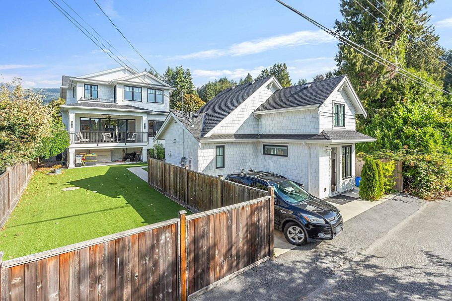 345 E 20th Street North Vancouver, BC - 2
