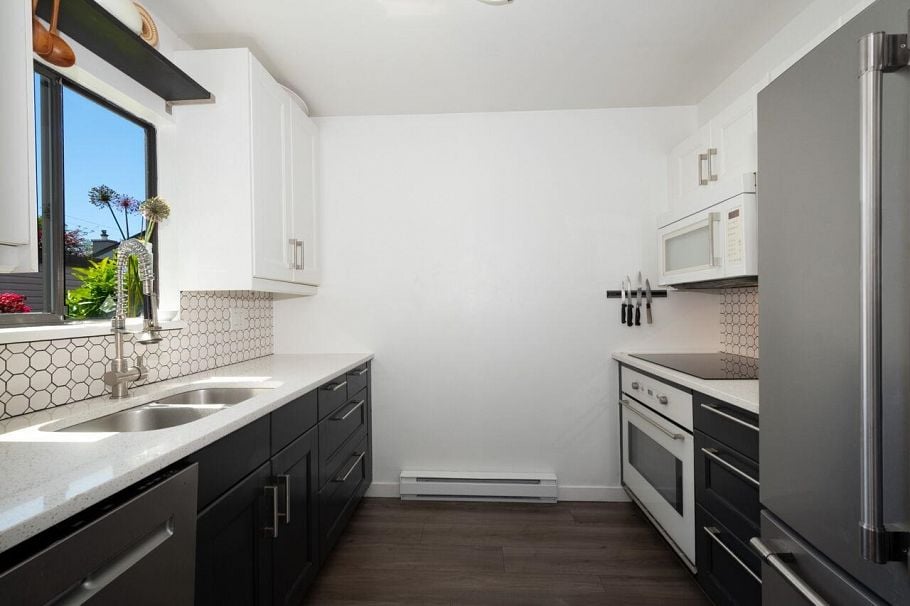 230 W 14 Street North Vancouver, BC - 9