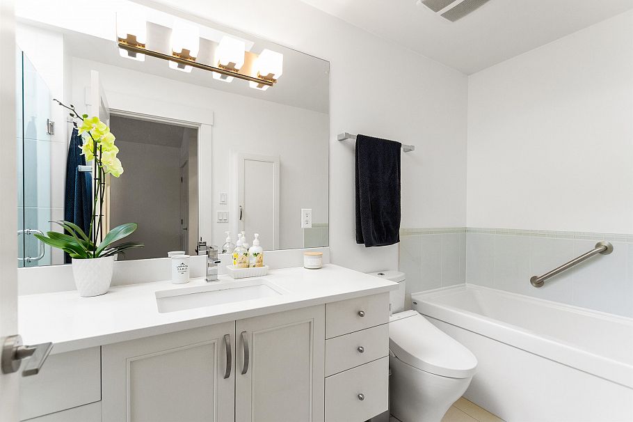 2416 W 8th Avenue Vancouver, BC - 15