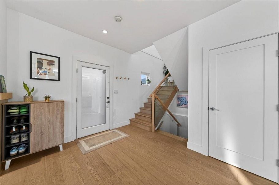 2 252 E 19th Street North Vancouver, BC - 3