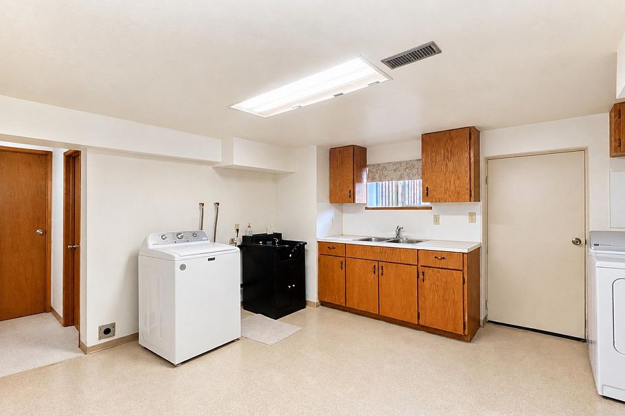 2965 E 8th Avenue Vancouver, BC - 27