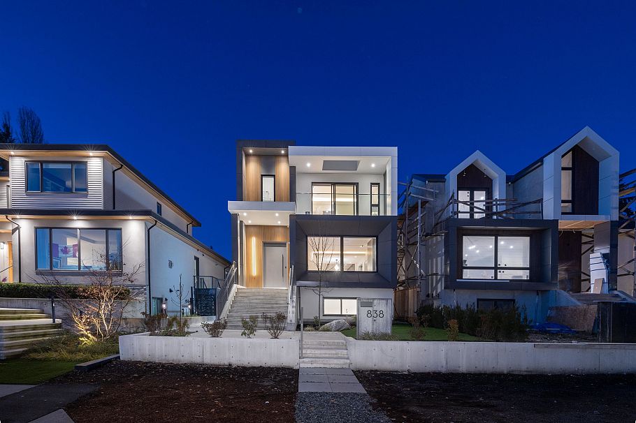 838 E 14th Street North Vancouver, BC - 38