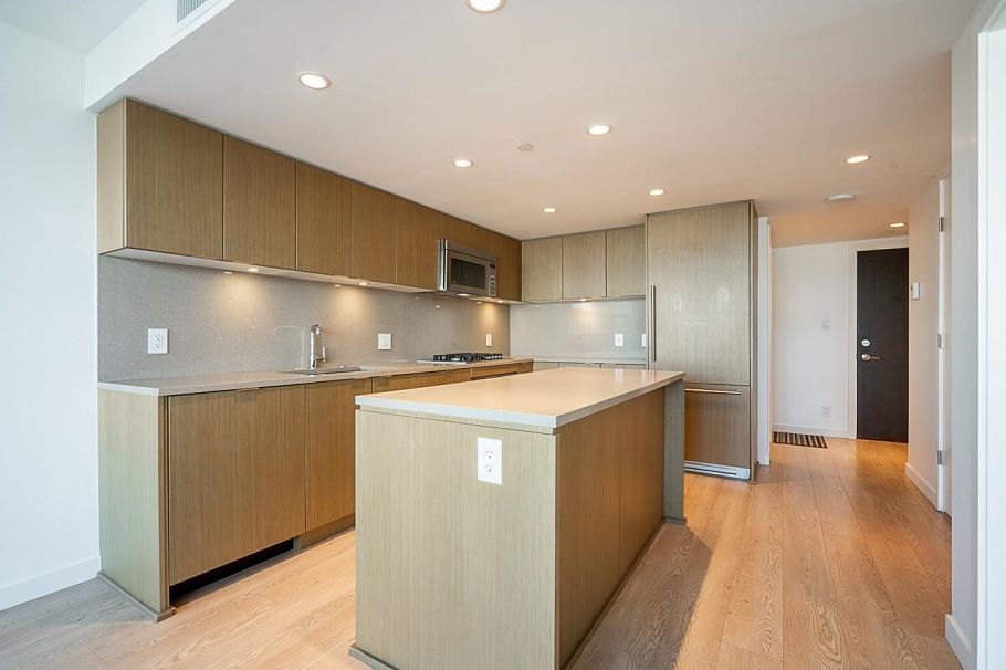 306 125 E 14th Street Vancouver, BC - 3