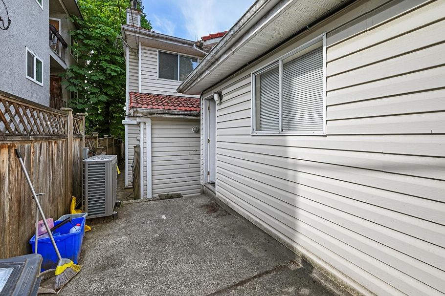 819 W 70th Avenue Vancouver, BC - 23