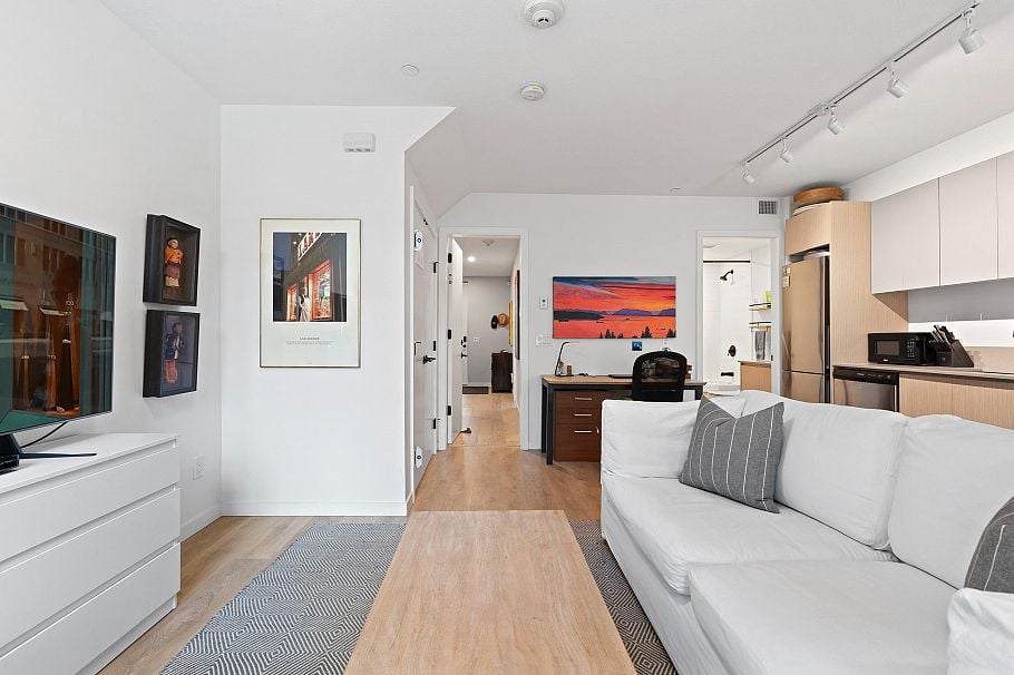 31 528 E 2nd Street North Vancouver, BC - 31