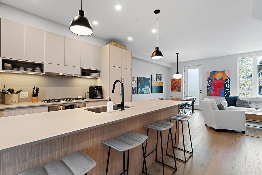 31 528 E 2nd Street North Vancouver, BC - 1