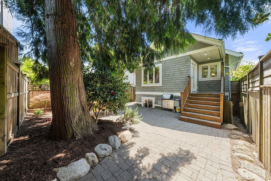 396 E Keith Road North Vancouver, BC - 32