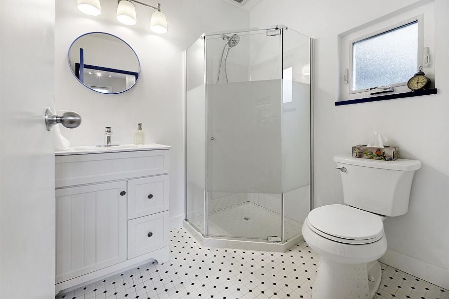 828 Nicolum Court North Vancouver, BC - 16