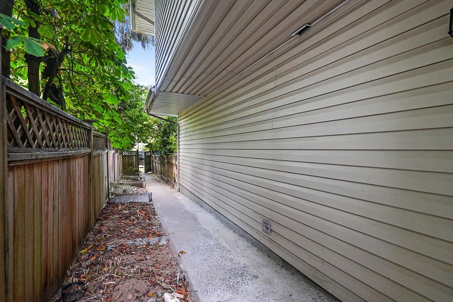 819 W 70th Avenue Vancouver, BC - 20