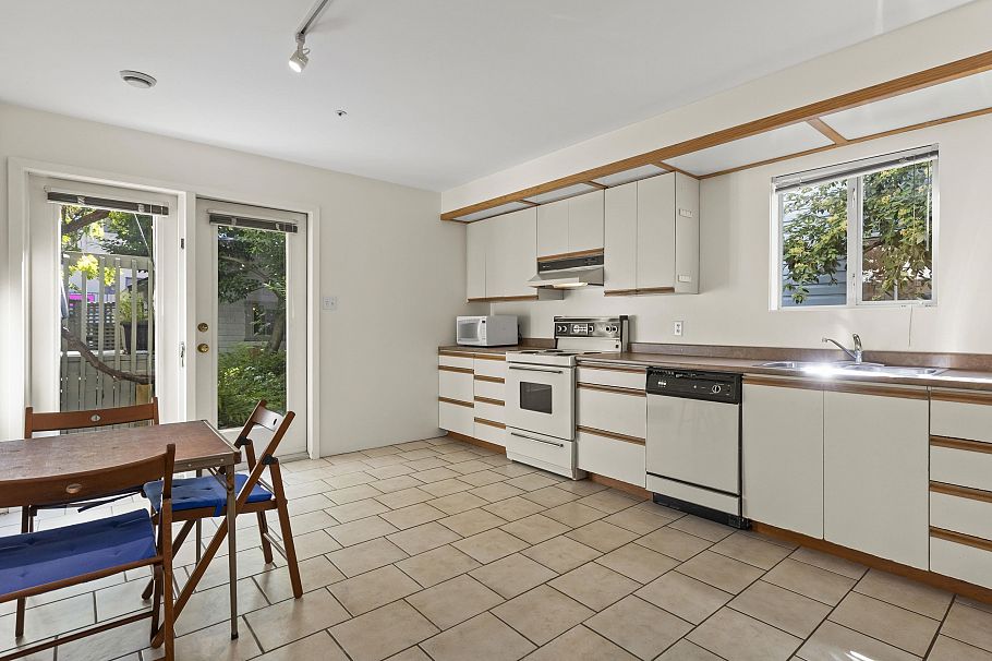 3622 W 8th Avenue Vancouver, BC - 30