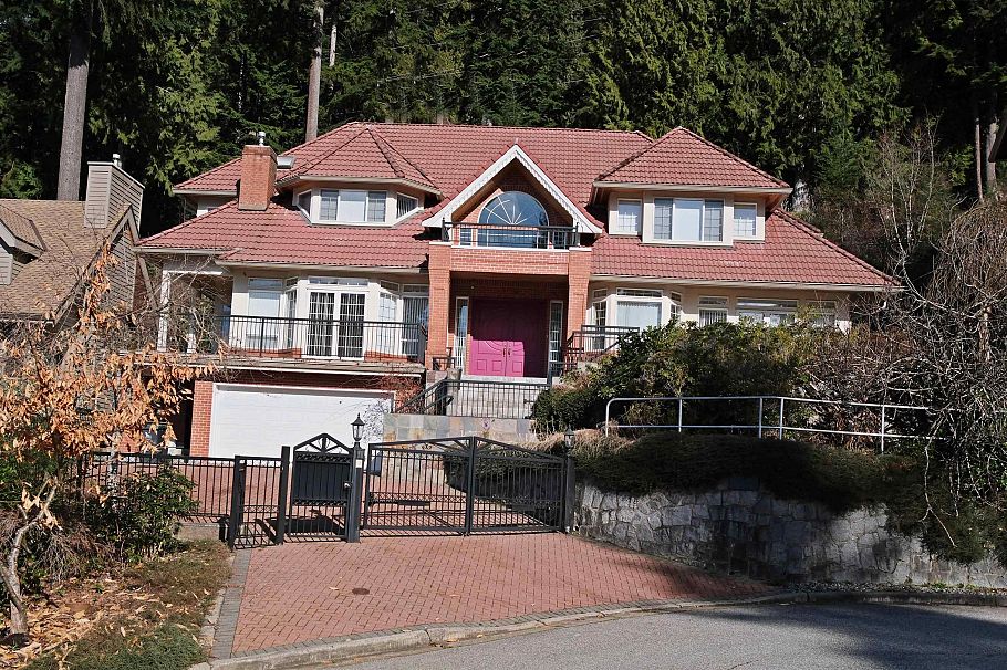 4989 Chalet Place North Vancouver, BC - 4