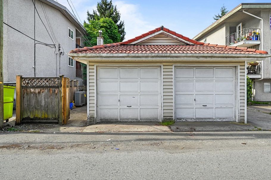 819 W 70th Avenue Vancouver, BC - 25