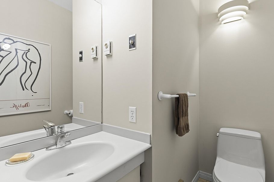 3622 W 8th Avenue Vancouver, BC - 18