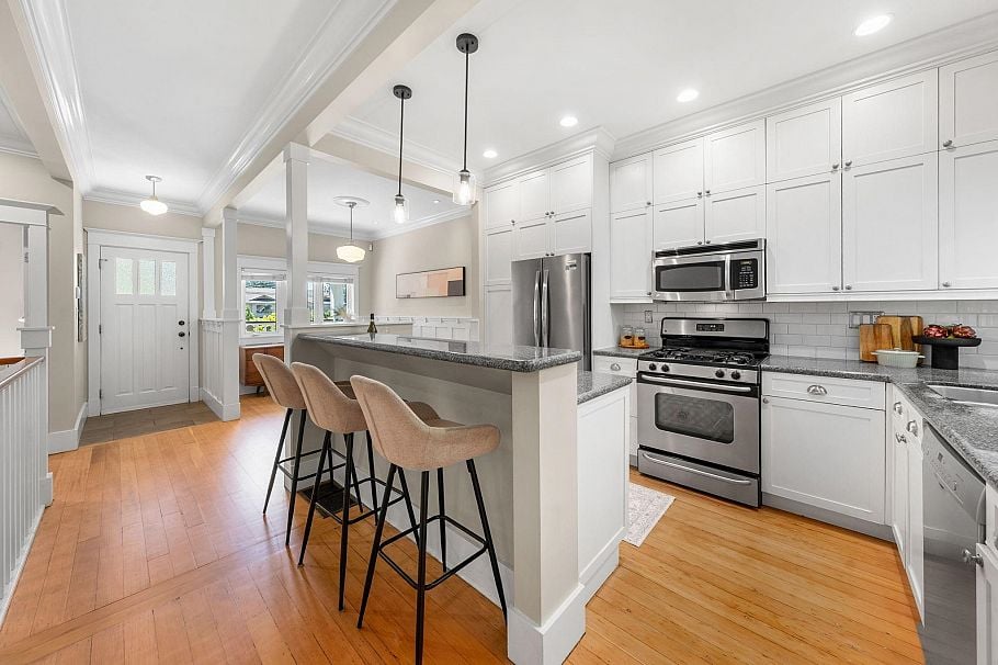 396 E Keith Road North Vancouver, BC - 4