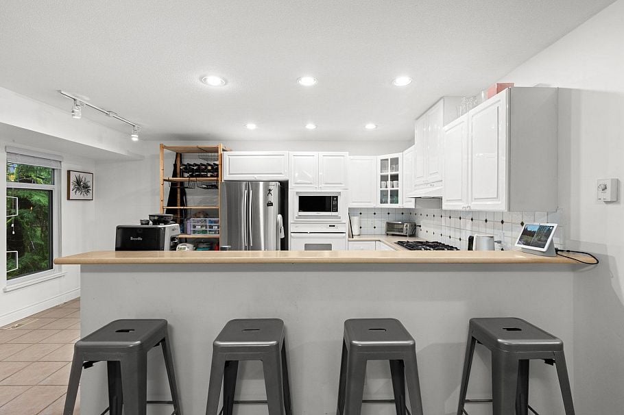1188 Strathaven Drive North Vancouver, BC - 3