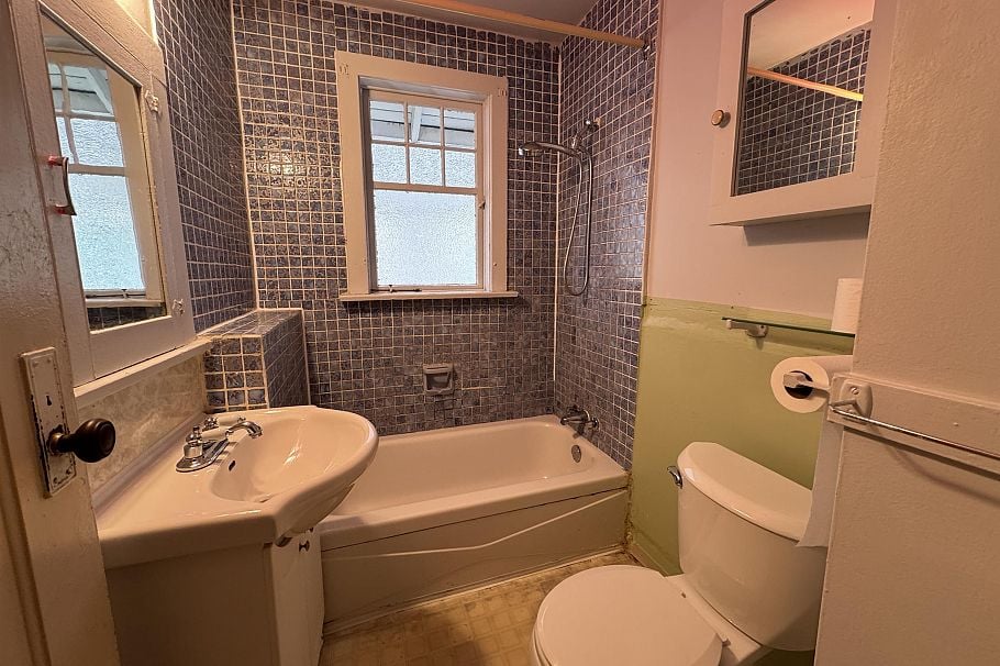 3481 W 10th Avenue Vancouver, BC - 12