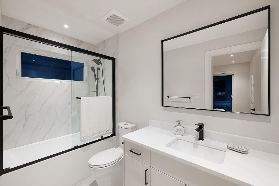 838 E 14th Street North Vancouver, BC - 36