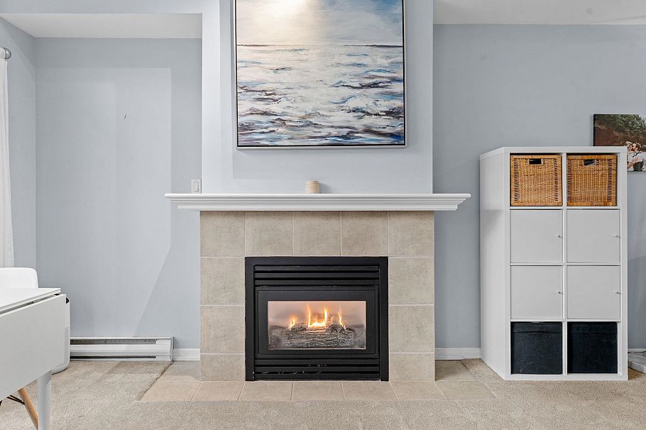 215 3600 Windcrest Drive North Vancouver, BC - 2
