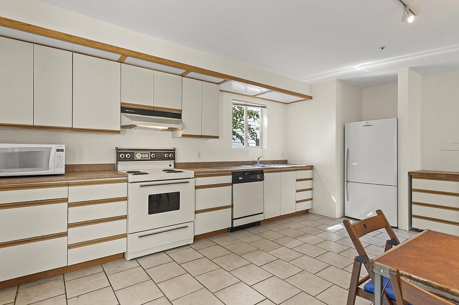 3622 W 8th Avenue Vancouver, BC - 29