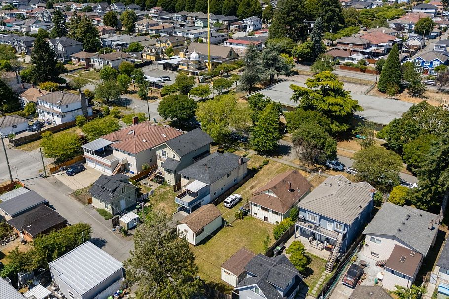 428 E 62nd Avenue Vancouver, BC - 2