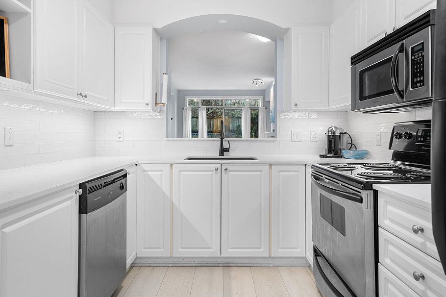 215 3600 Windcrest Drive North Vancouver, BC - 12