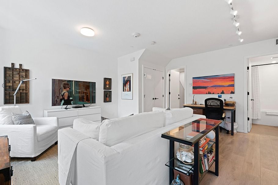 31 528 E 2nd Street North Vancouver, BC - 33