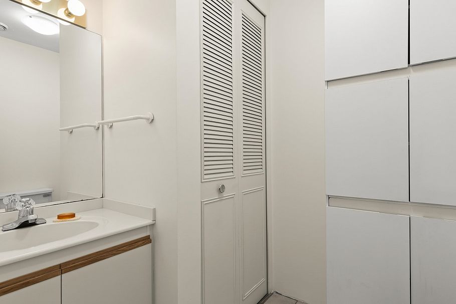 3622 W 8th Avenue Vancouver, BC - 35