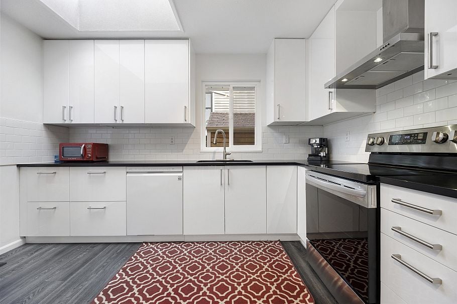 828 Nicolum Court North Vancouver, BC - 8