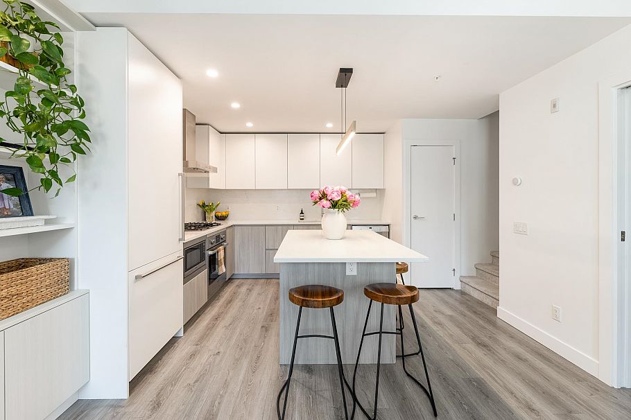 215 2060 Curling Road North Vancouver, BC - 11