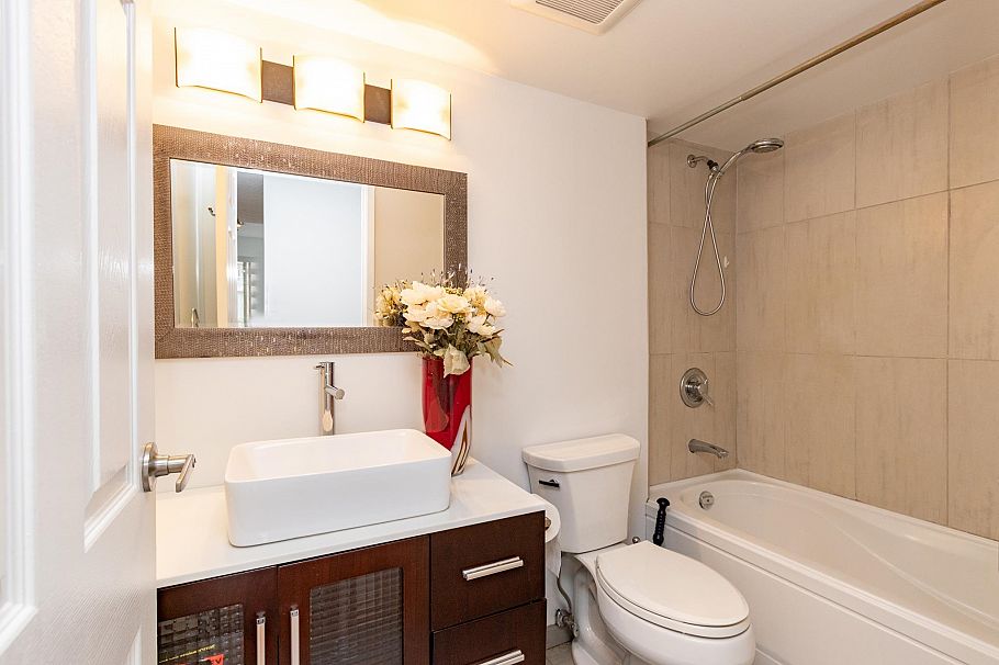 406 110 W 4th Street North Vancouver, BC - 3