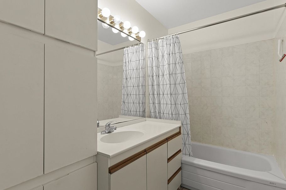 3622 W 8th Avenue Vancouver, BC - 33
