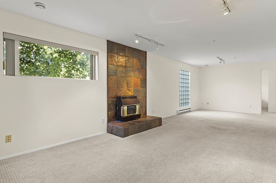 3622 W 8th Avenue Vancouver, BC - 26