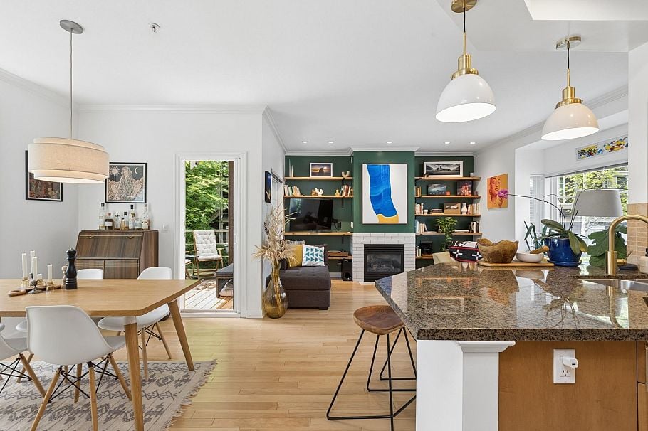 9 3175 Baird Road North Vancouver, BC - 3