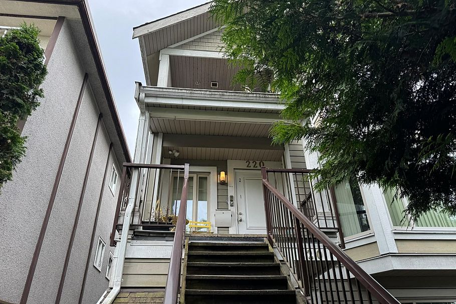 220 E 15th Avenue Vancouver, BC - 3