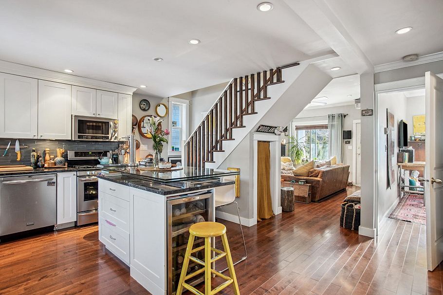 3617 Adanac Street Vancouver, BC - 3