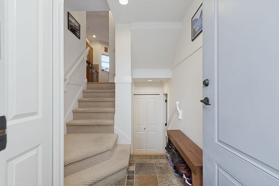 9 3175 Baird Road North Vancouver, BC - 32