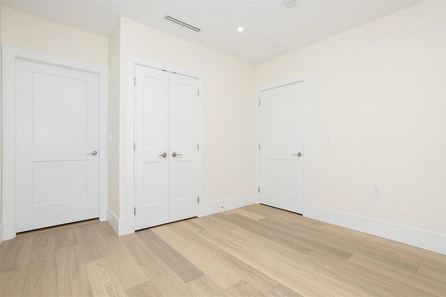 1470 W 57th Avenue Vancouver, BC - 18