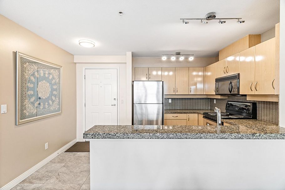 411 345 Lonsdale Avenue North Vancouver, BC - 16