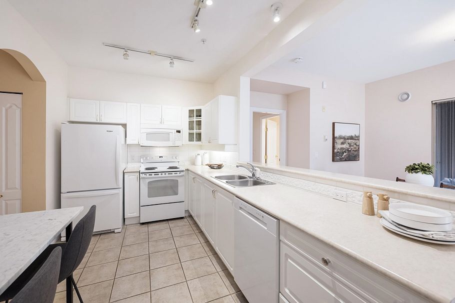 206 678 W Queens Road North Vancouver, BC - 18