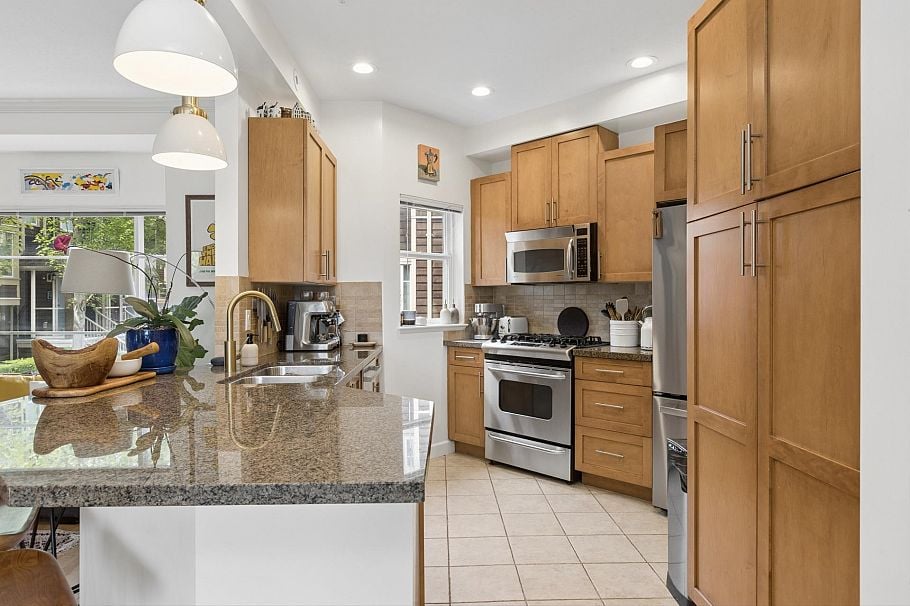 9 3175 Baird Road North Vancouver, BC - 15