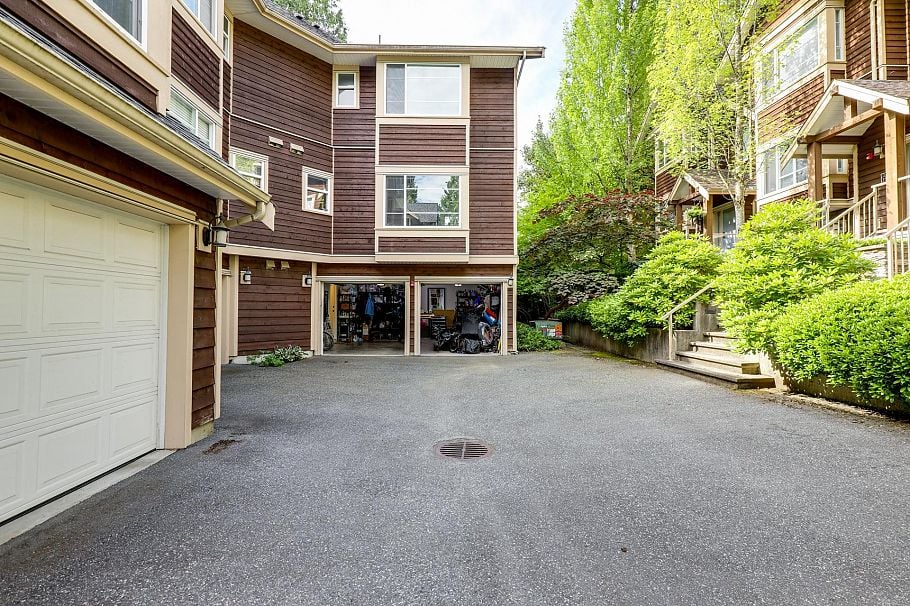 9 3175 Baird Road North Vancouver, BC - 35