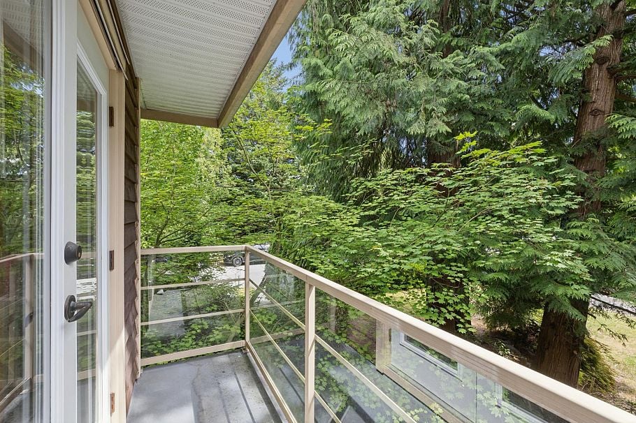 9 3175 Baird Road North Vancouver, BC - 25